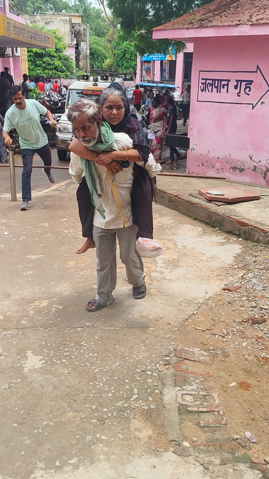 पत्नी को पीठ पर ले जाते रामनरेश