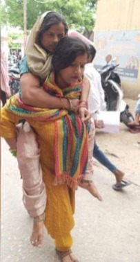 यह फोटो इसी साल मई की है, बहन ने बहन को उठाया था