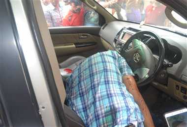कार में बैठते ही हमलावरों ने अंधाधुंध गोलियां चलाई, छह गोलियां लगने के बाद उनकी मौत हो गई थी।