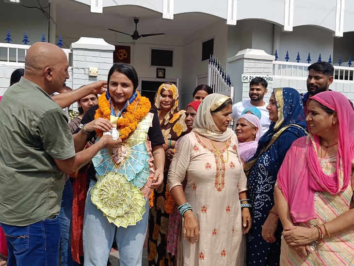 Pooja Bohra returned home after winning the medal.