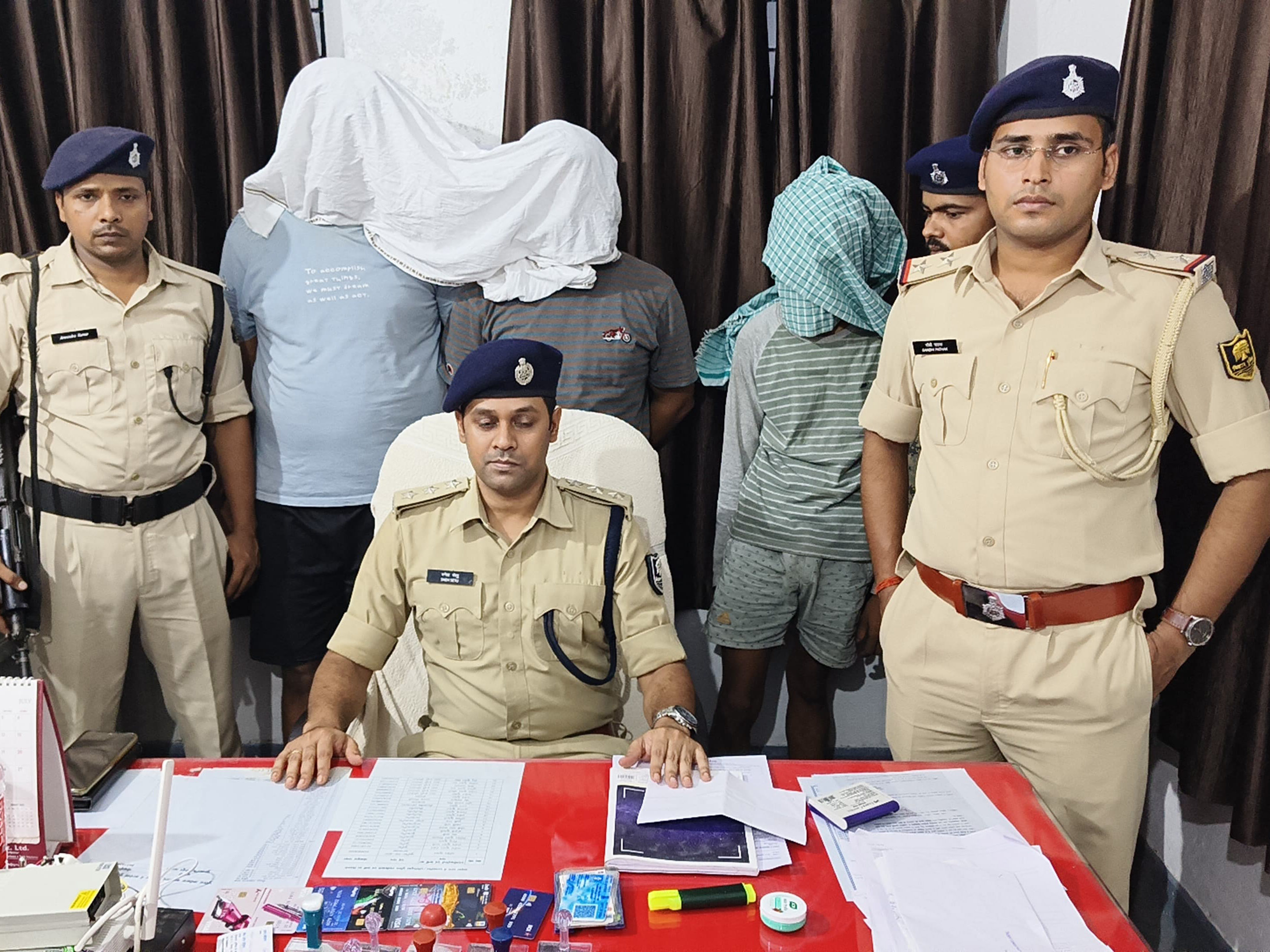 साइबर थाना पुलिस ने तीन सदस्य को किया गिरफ्तार