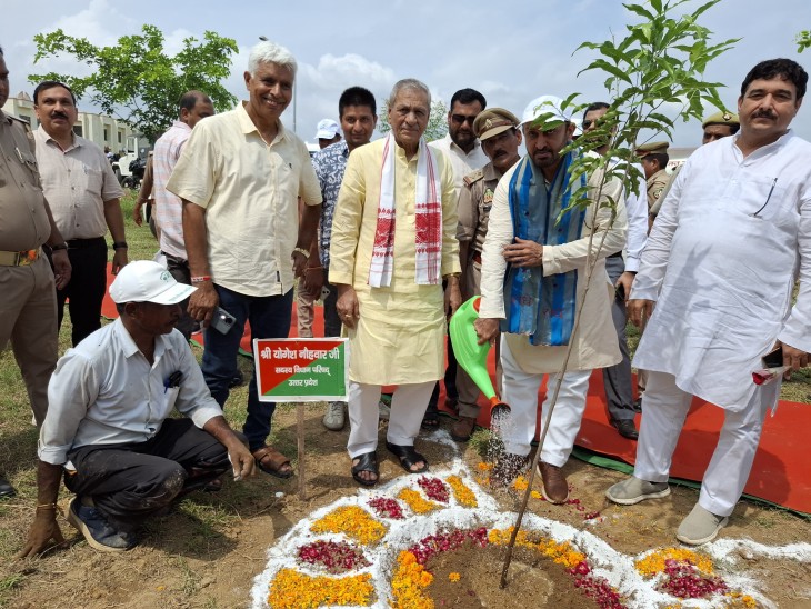 वेटरनरी यूनिवर्सिटी परिसर में पौधा रोपित करते जन प्रतिनिधि