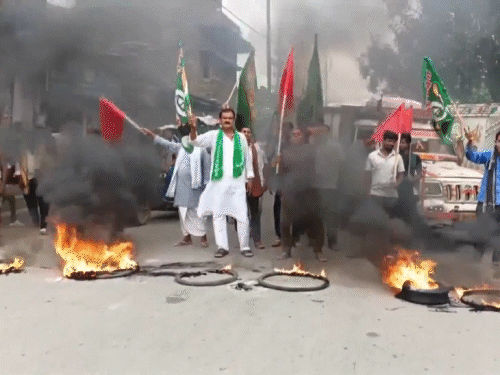 In Maner, Patna, protesters have blocked the NH-30 and set fire to it.