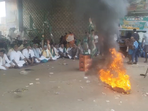 RJD workers in Ara set fire to Ara -Mohaniya main road. During this time, former MLA Bhai Dinesh, RJD was seen sitting with supporters and shouting slogans.