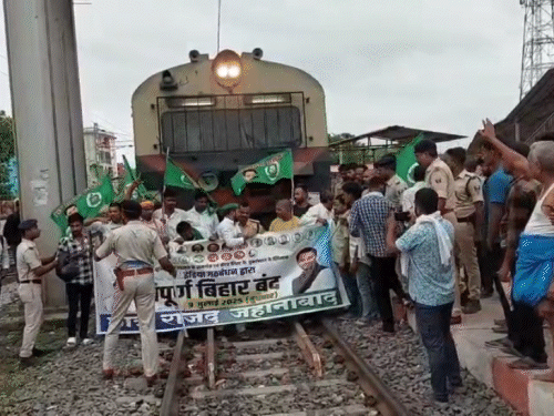 Passenger train stopped and shouted slogans in Jehanabad.