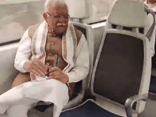 मेट्रो में स्टाफ के साथ सफर करते पूर्व सीएम मनोहर लाल।