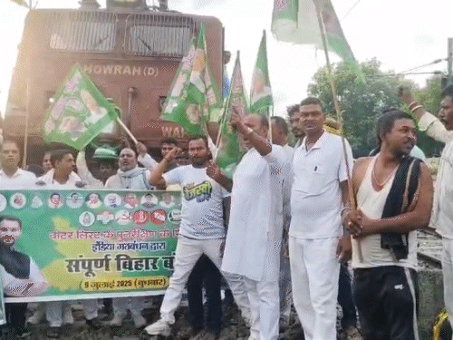 Bihiya station RJD leaders in Bhojpur stopped Shramjeevi and Vibhuti Express.