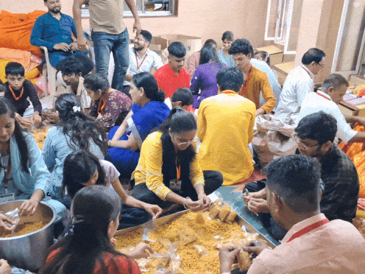 मंदिर परिसर में‎ गुरुपूर्णिमा उत्सव के लिए‎ बूंदी‎ का प्रसाद बंटेगा।