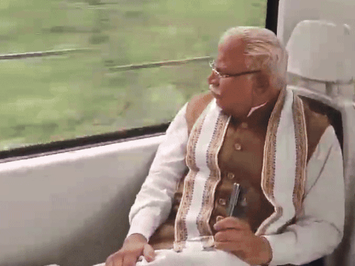 मेट्रो में सफर का आनंद लेते केंद्रीय मंत्री मनोहर लाल।