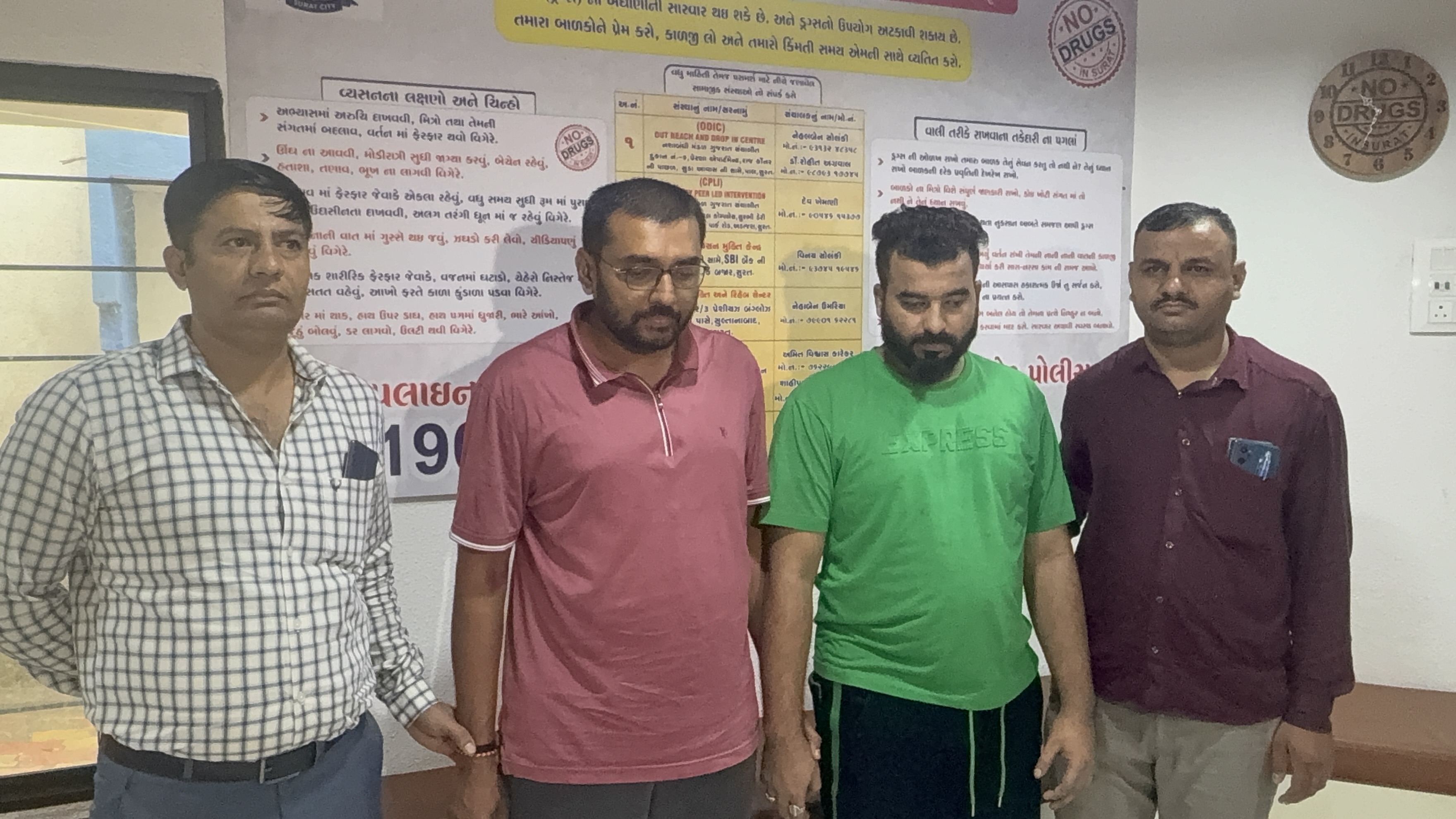 मुख्य आरोपी का भाई लल्लू घनश्याम गोटी और ड्रग डीलर मोहम्मद हमजा (हरी टी-शर्ट में)।