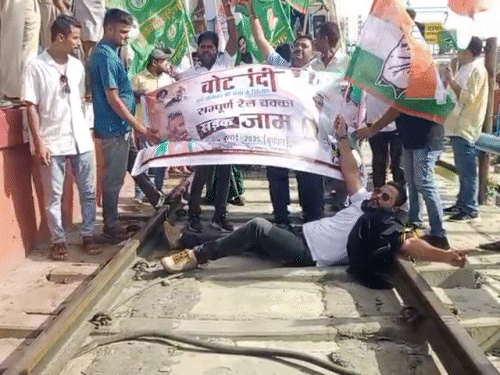 During the Bihar bandh in Darbhanga, Congress and RJD workers blocked the railway track. A Congress worker lay down on the railway track itself.