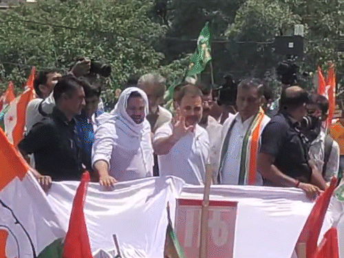 Congress leader Rahul Gandhi also participated in the protest. He went from the Income Tax intersection of Patna to the Election Commission office.