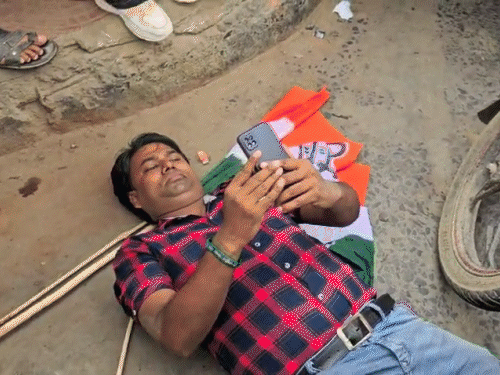 A worker lay down on the road during a demonstration in Bhagalpur. After this there was a long jam.