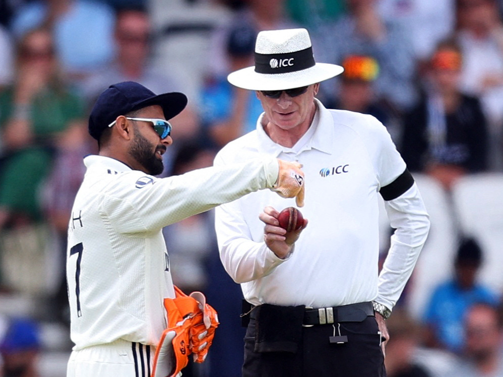 Pant demanding the umpire to check the ball in the Leeds (first) test. - Dainik Bhaskar