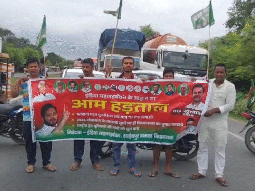 RJD workers have blocked NH-31 in Begusarai.