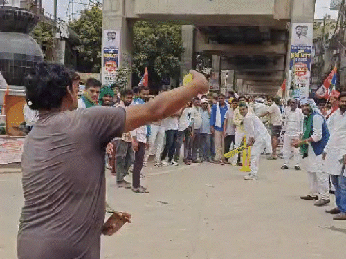 RJD and Congress workers were seen playing cricket on NH-19 of Chapra.