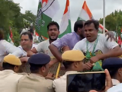 सचिवालय थाने के बाद पुलिस बैरिकेडिंग हटाने की कोशिश करते महागठबंधन के नेता।