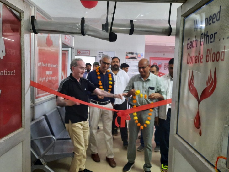 चिकित्सा अधिकारियों ने फीता काटकर की ब्लड कंपोनेंट सेपरेशन मशीन की शुरूआत।