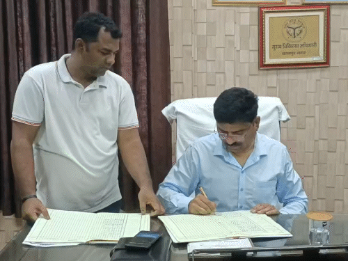 कानपुर में बुधवार को काशीराम अस्पताल स्थित ऑफिस में पहुंचे डॉ. हरिदत्त नेगी ने उपस्थित रजिस्टर मंगवाकर साइन किया।