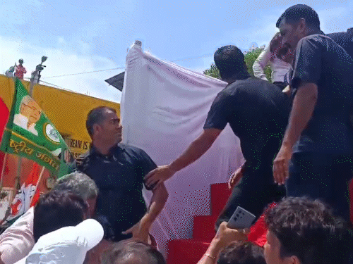Pappu Yadav tried to board the car, but the security personnel did not let him climb.
