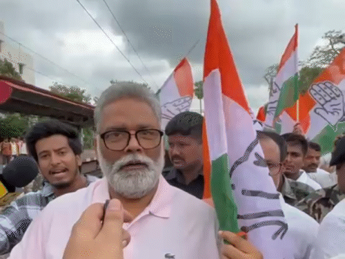 Independent MP Pappu Yadav also came to stop the train near the Secretariat Halt. However, they left for a while.