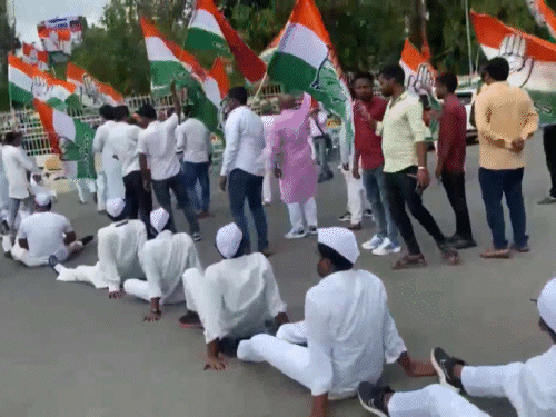 The protesters demonstrated on the road at the Income Tax intersection of Patna.
