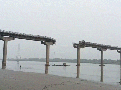 टूटने के बाद ब्रिज।