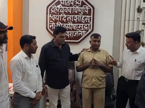 ड्राइवर से माफी मंगवाने के बाद MNS कार्यकर्ताओं ने उसे धमकाया।