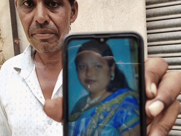 फोन में दूसरी पत्नी की फोटो दिखाता व्यक्ति।
