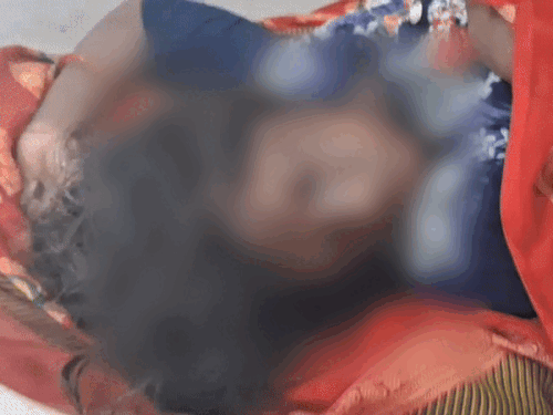 लुधियाना के फिरोजपुर रोड पर बोरी में पैक युवती के शव को फेंकता युवक। युवती की नाक से खून निकल रहा था। - Dainik Bhaskar