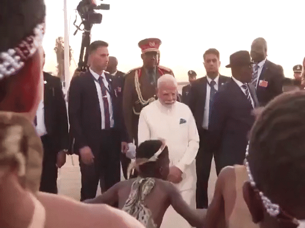 Namibia artists bid farewell to PM Modi by performing traditional dance. - Dainik Bhaskar
