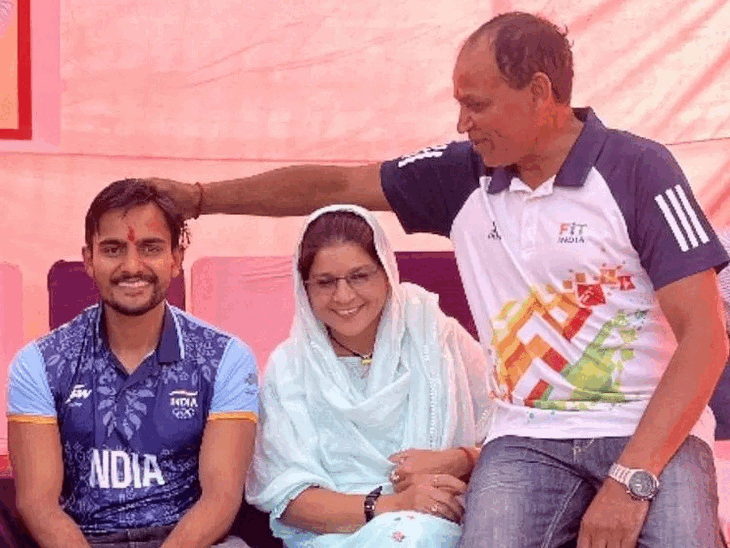 Sanjay Kaliravana with family. Sanjay receiving the Arjuna Award from President Draupadi Murmu.
