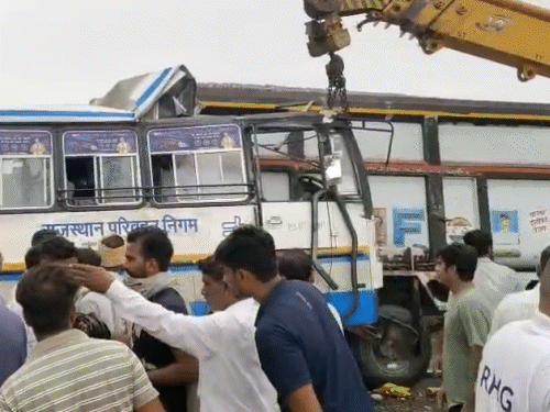टक्कर इतनी जोरदार थी कि बस का अगला हिस्सा काफी अंदर तक डंपर में घुस गया।