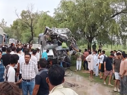 स्थानीय लोगों ने बताया कि पैसेंजर्स को बाहर निकालने में काफी वक्त लग गया। कई यात्री गंभीर घायल हैं।