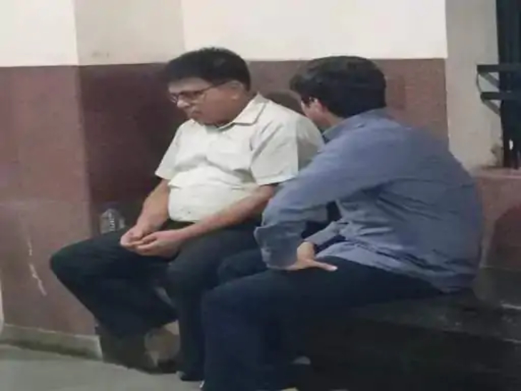 शराब घोटाला केस में कोर्ट में पेशी के दौरान पूर्व आईएएस अनिल टुटेजा। (फाइल फोटो)