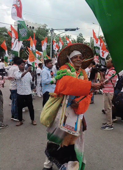 At the Income Tax intersection of Patna, Congress workers were seen waving the tricolor by hanging a photo of Rahul Gandhi around the neck.