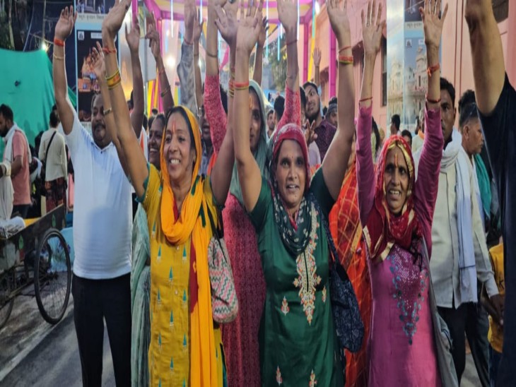 भीड़ के बीच फंसे बुजुर्ग,बच्चे और महिलाएं किसी तरह इन तंग गलियों से निकल कर मुख्य रास्ते पर पहुंच रहे थे