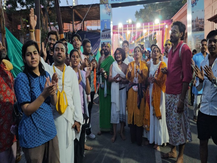 देश विदेश से आए भक्त पूजा अर्चना कर 21 किलोमीटर की पैदल परिक्रमा लगा रहे हैं