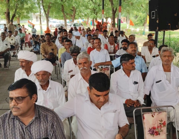 जेतपुर में आयोजित कार्यक्रम में मौजूद ग्रामीण।