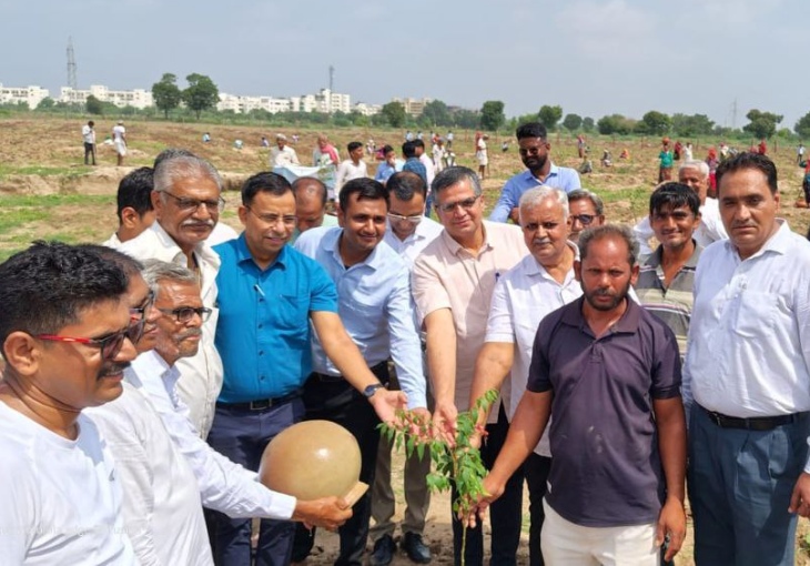 हेमावास गांव में पौधरोपण करते हुए प्रशासनिक अधिकारी और जनप्रतिनिधि।