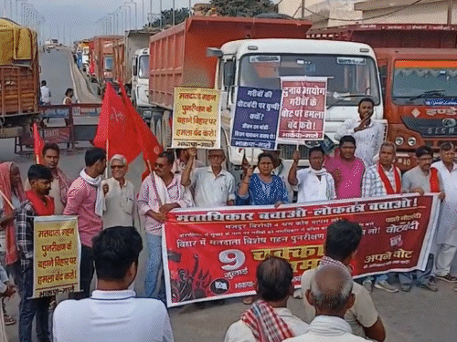 Male has blocked the Ara -Sasaram main road.