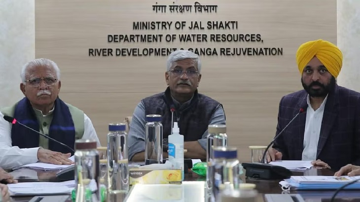 Punjab CM Bhagwant Mann and then CM Manohar Lal of Haryana present at the meeting on 4 January 2023.