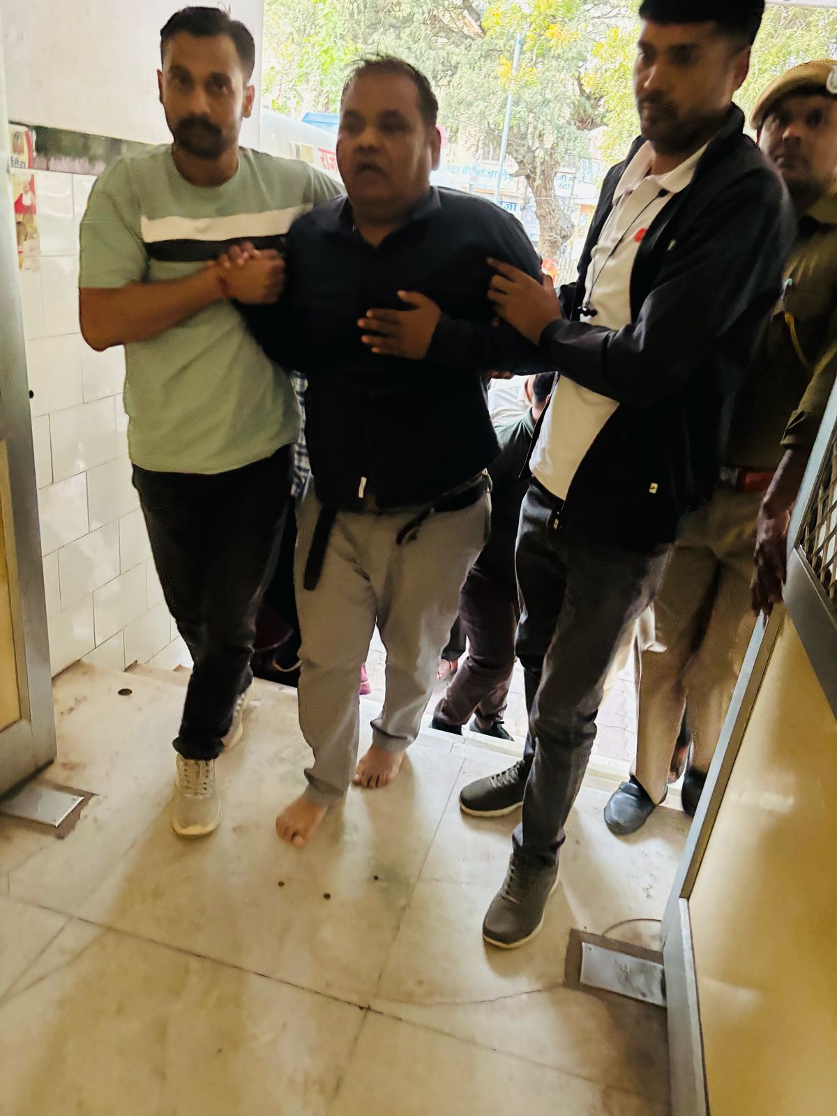 17 फरवरी को रिश्वत लेते पकड़ने पर तबीयत बिगड़ी तो सीबीआई टीम विवेक को हॉस्पिटल ले गई थी।