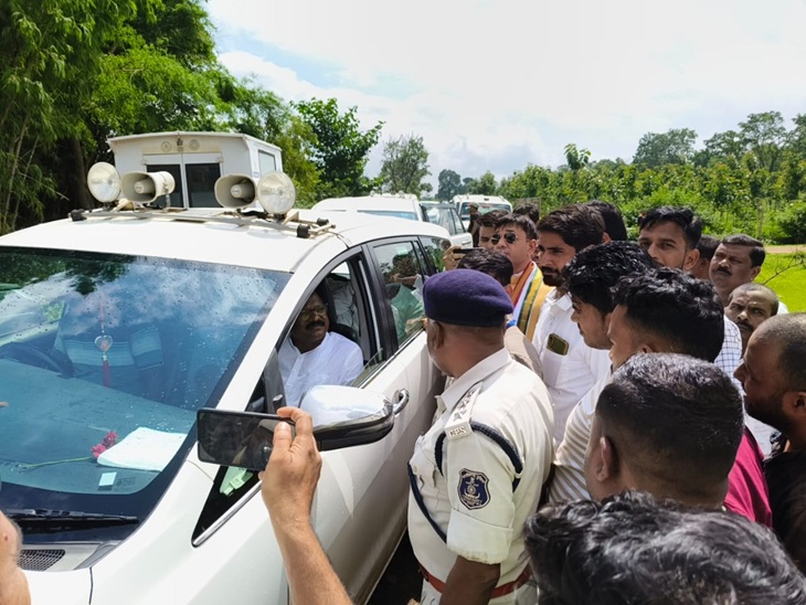 मैनपाट पहुंचते ही हिरासत में लिए गए पूर्व मंत्री अमरजीत।