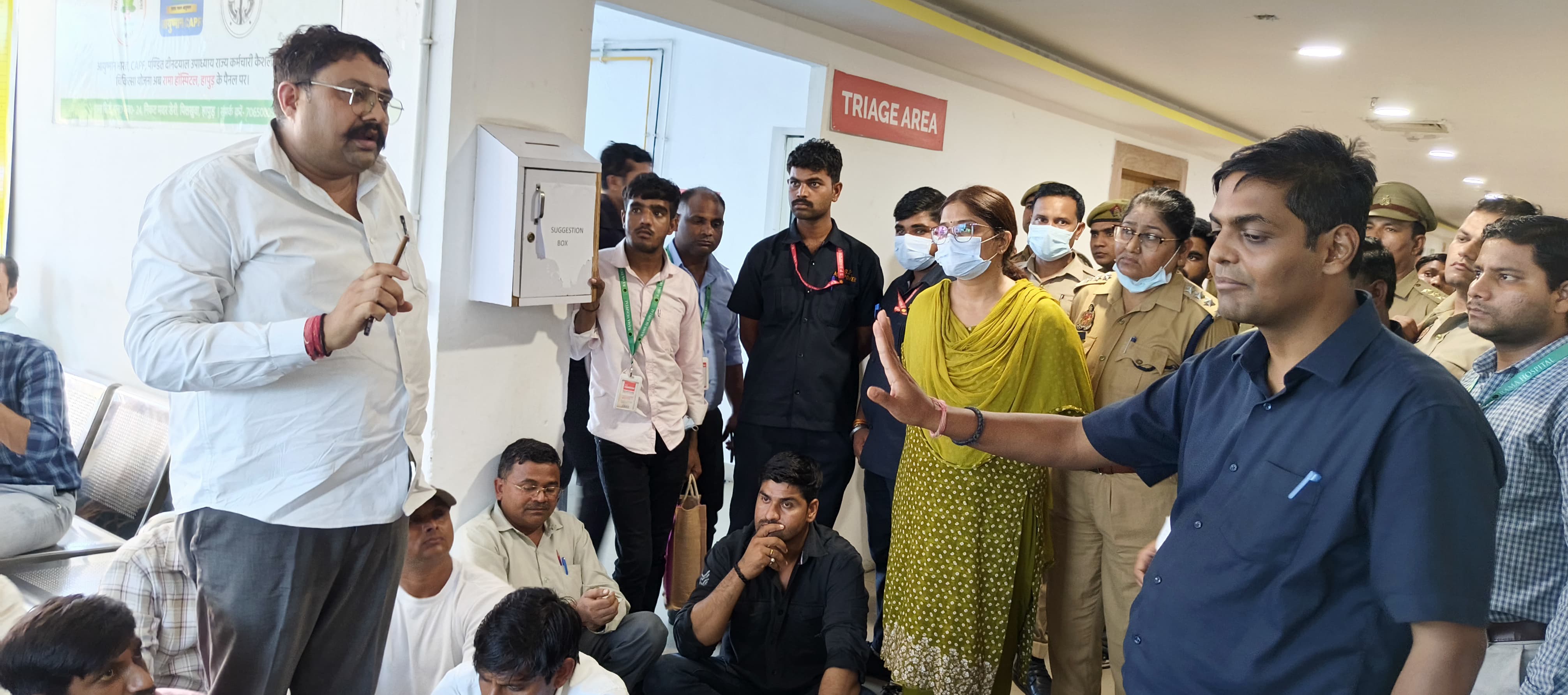गुरुवार सुबह डीएम अभिषेक पांडे मैक्स अस्पताल पहुंचे। उन्होंने निष्पक्ष जांच का आश्वासन दिया।