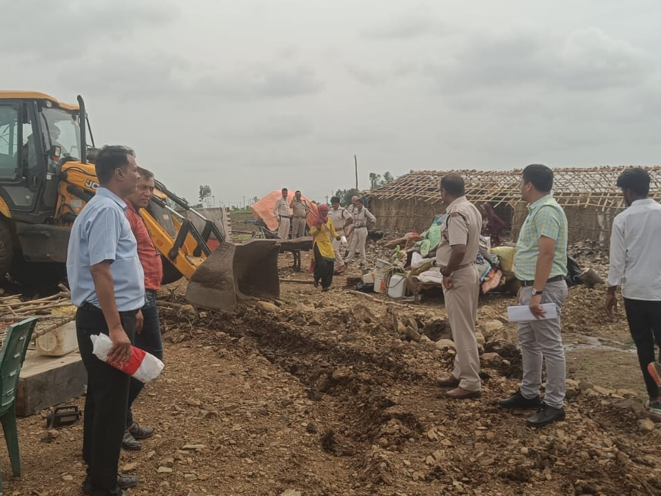 ग्राम बरखेड़ा सालम में शासकीय भूमि लगभग 5 एकड़ से अतिक्रमण हटाया गया। इस भूमि की बाजारू कीमत करीब 7 करोड़ रुपए है। - Dainik Bhaskar