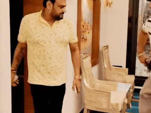 इस रील में गौरव सिंह का दोस्त उन्हें पिस्टल थमाते दिख रहा है।