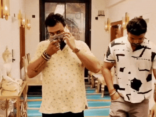 इस पिस्टल को अपने हाथ में लेकर बैकग्राउंड में रील बनाई जा रही है।