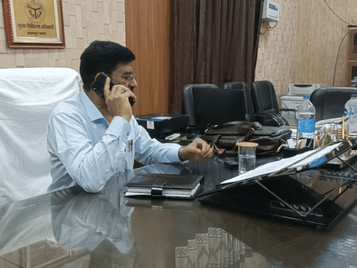 यह तस्वीर बुधवार सुबह 9 बजे की है। जब पूर्व सीएमओ डॉ. हरिदत्त नेमी वर्तमान सीएमओ की कुर्सी पर बैठ गए।