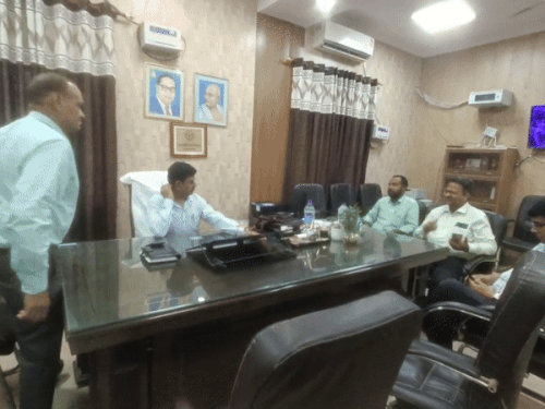 पूर्व सीएमओ डॉ. हरिदत्त नेमी के ऑफिस में पहुंचने के बाद स्टाफ के कर्मचारी भी पहुंचे।